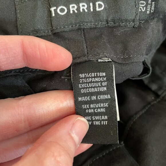 TORRID Plus Size 5 Inch Stretch Sateen Mid Rise Belted Short Black 20 - NO BELT - Picture 9 of 13